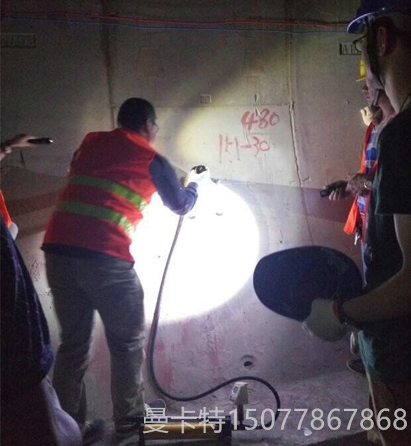 南京曼卡特技術(shù)員給蘇州地鐵做植筋錨栓拉拔實(shí)驗(yàn)_副本