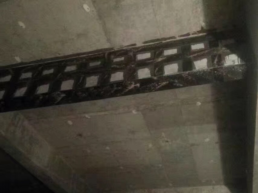 可通過粘鋼板和粘碳纖維布加固梁！