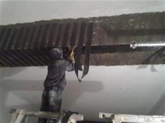 碳纖維布加固梁現(xiàn)場(chǎng)施工圖