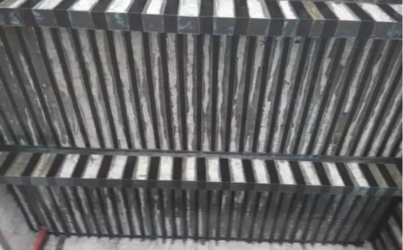 曼卡特碳纖維布對混凝土梁、板進行加固，大幅度提高其強度。