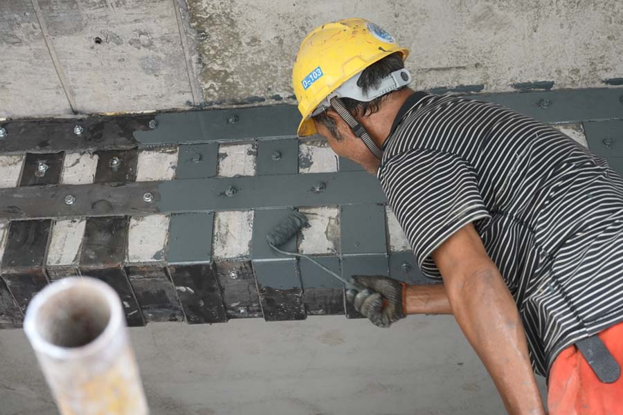 夏季進(jìn)行粘鋼加固施工時的注意事項